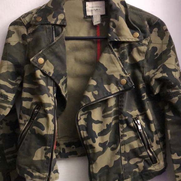Forever 21 Tops - Forever 21 Camo Zip Shirt Size small